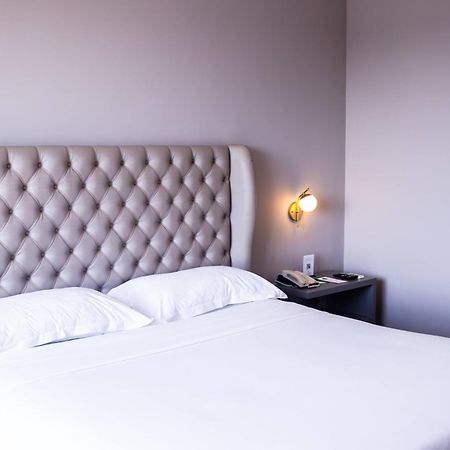 Ouro Minas Hotel Belo Horizonte, Dolce By Wyndham المظهر الخارجي الصورة A bedroom at the hotel