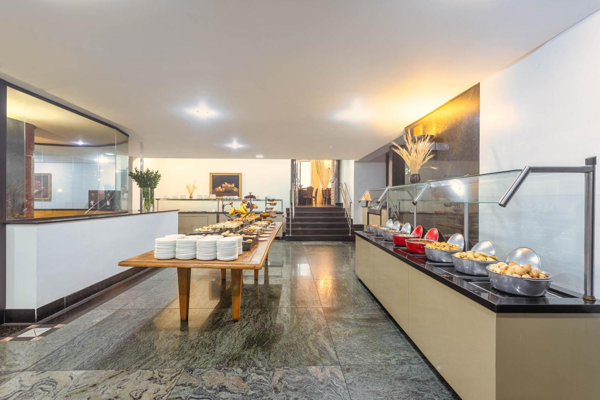 Ouro Minas Hotel Belo Horizonte, Dolce By Wyndham المظهر الخارجي الصورة The buffet at the airport's VIP lounge