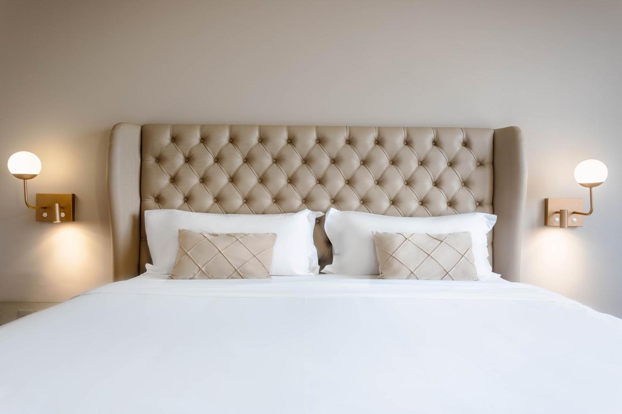 Ouro Minas Hotel Belo Horizonte, Dolce By Wyndham المظهر الخارجي الصورة A bed with a tufted headboard