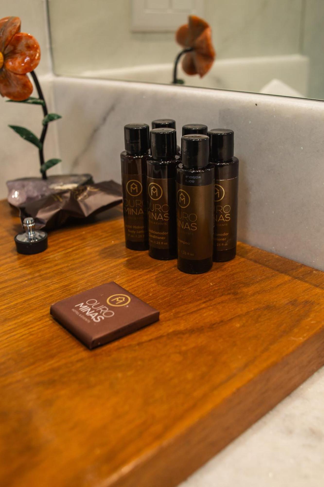 Ouro Minas Hotel Belo Horizonte, Dolce By Wyndham المظهر الخارجي الصورة A chocolate bar and a bottle of wine