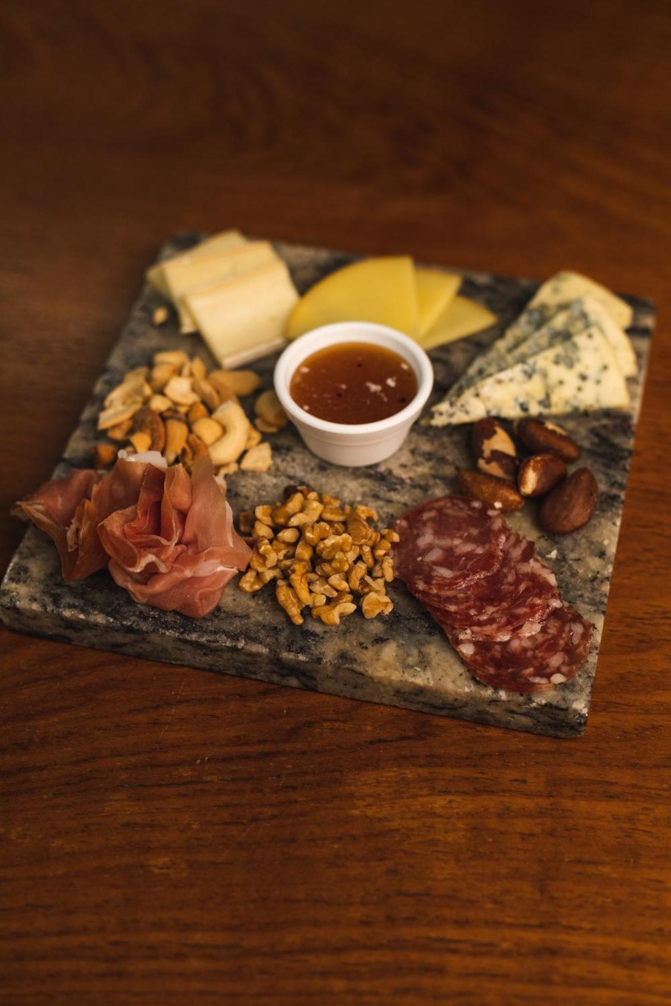 Ouro Minas Hotel Belo Horizonte, Dolce By Wyndham المظهر الخارجي الصورة A cheese and sausage platter